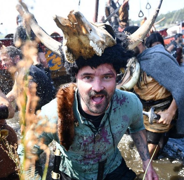 Festival Vikingo de Catoira. Imágen de desembarco vikingo. Vikingo con craneo de vaca en la cabeza