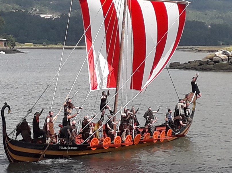 Festival Vikingo de Catoira. Imágen de desembarco vikingo. Barco entrando por el rio con guerreros