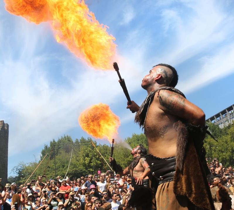 Festival Vikingo de Catoira. Imágen de desembarco vikingo. vikingo echando fuego por la boca