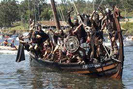 Festival Vikingo de Catoira. Imágen de desembarco vikingo. Barco entrando por la ria con guerreros